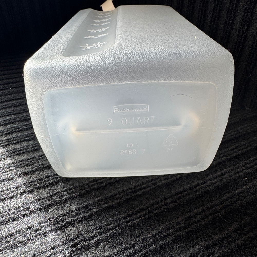 Rubbermaid Servin Saver 2 Quart Plastic Water Bottle Pitcher 2468 White Lid - Picture 8 of 8
